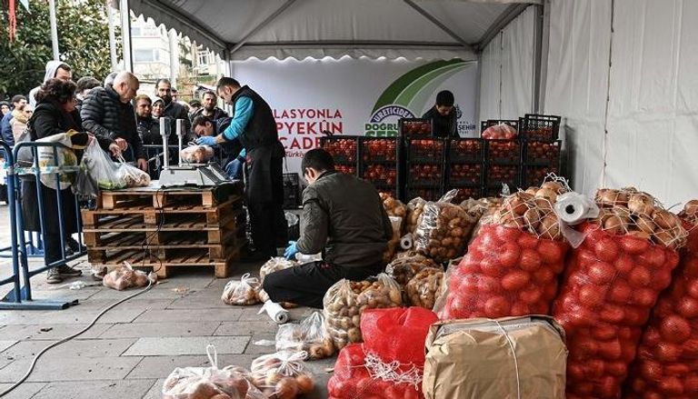 أتراك يصطفون لشراء الخضار في إسطنبول