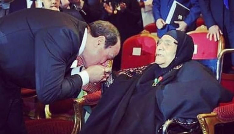 الرئيس المصري يقبل يد الحاجة غالية في حفل يوم الشهيد