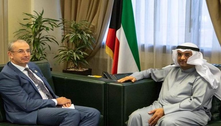 الدكتور نايف الحجرف وزير المالية الكويتي مع سفير بريطانيا