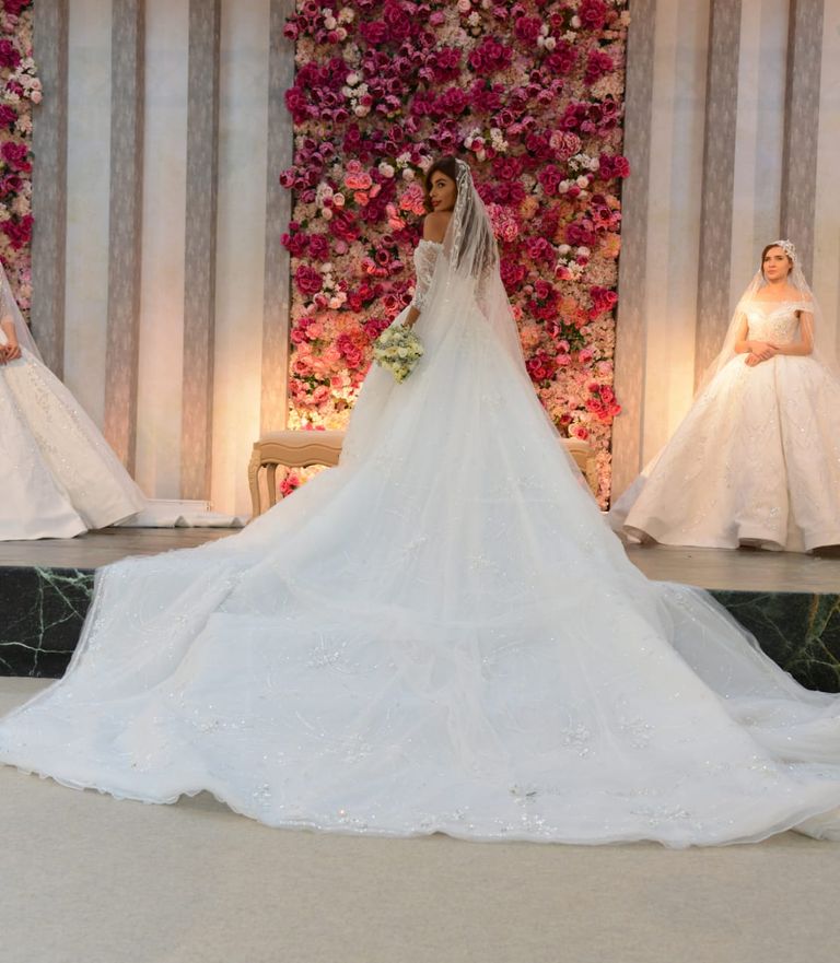 منى المنصوري خلال تكريمها في معرض "عروس الفجيرة"