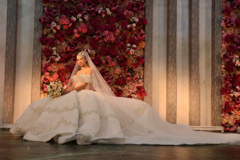 منى المنصوري خلال تكريمها في معرض "عروس الفجيرة"