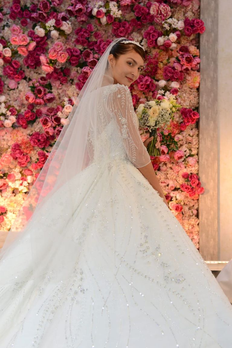 منى المنصوري خلال تكريمها في معرض "عروس الفجيرة"