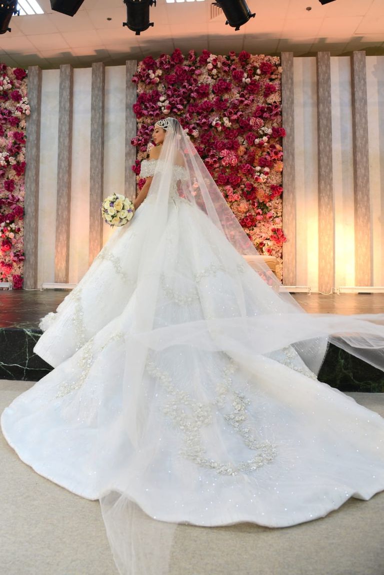 منى المنصوري خلال تكريمها في معرض "عروس الفجيرة"