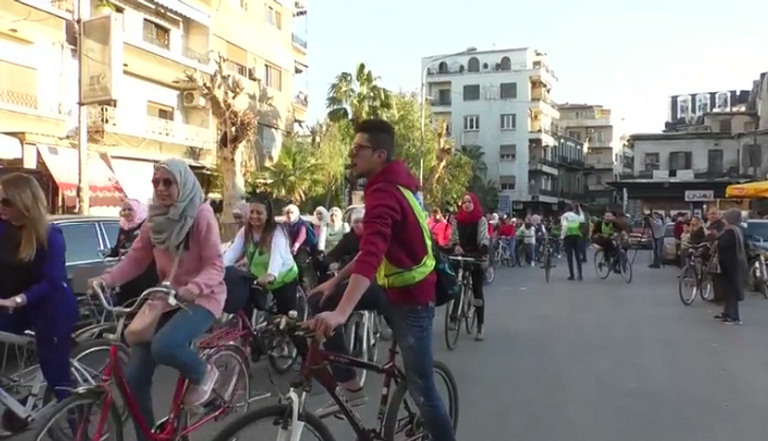 سوريات يُشارِكن في مسيرة الدراجات