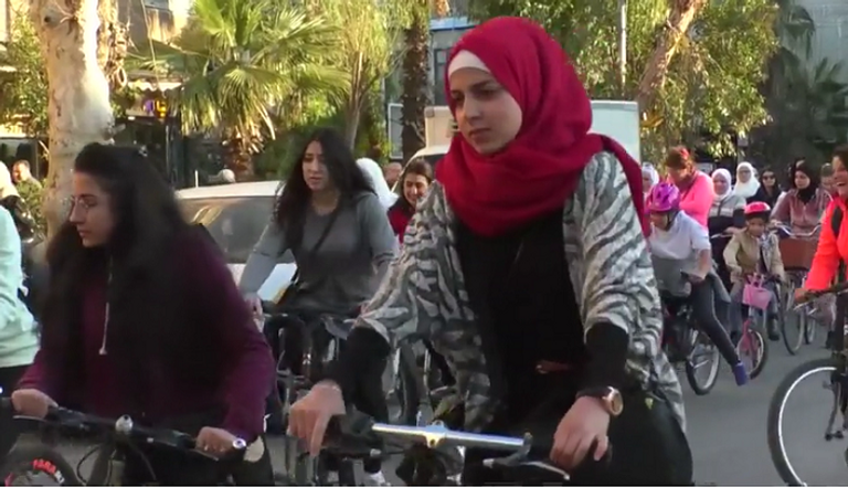 سوريات يُشارِكن في مسيرة الدراجات