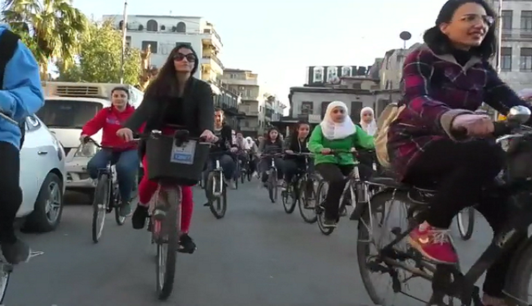 سوريات يُشارِكن في مسيرة الدراجات