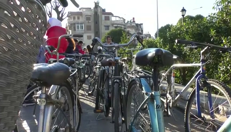 سوريات يُشارِكن في مسيرة الدراجات