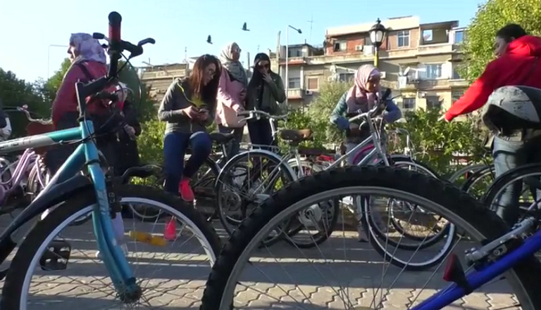 سوريات يُشارِكن في مسيرة الدراجات