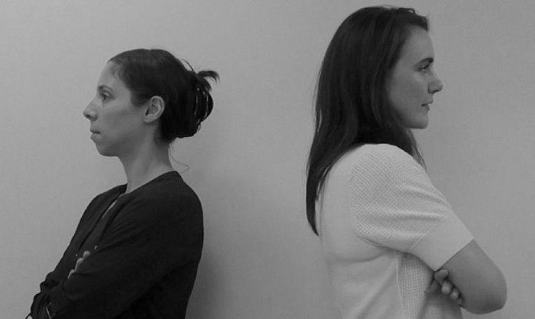 مشهد أدارت فيه السيدتان ظهريهما 