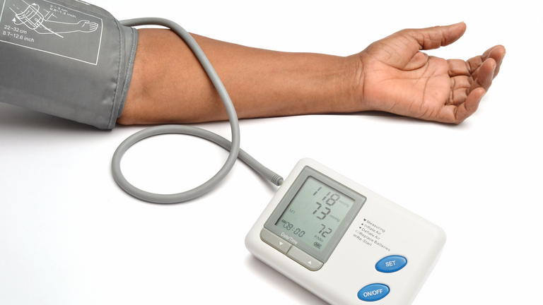 4 عادات خفية ترفع ضغط الدم