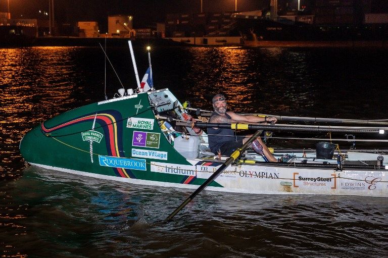 بريطاني مبتور الساق يسجل رقما قياسيا في اجتياز الأطلسي تجديفا