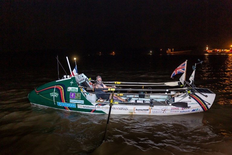 بريطاني مبتور الساق يسجل رقما قياسيا في اجتياز الأطلسي تجديفا