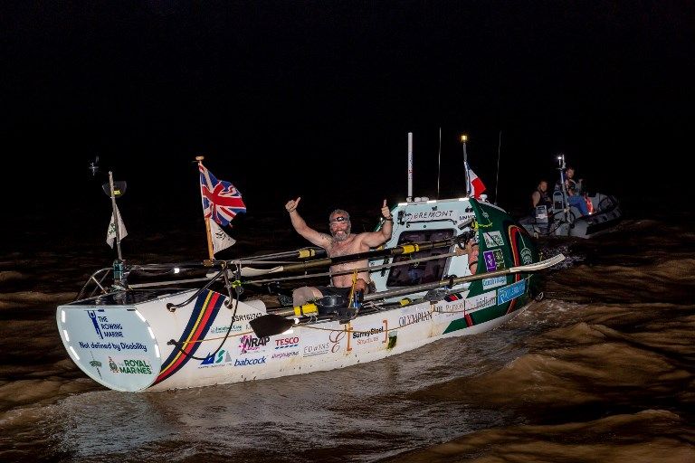 بريطاني مبتور الساق يسجل رقما قياسيا في اجتياز الأطلسي تجديفا