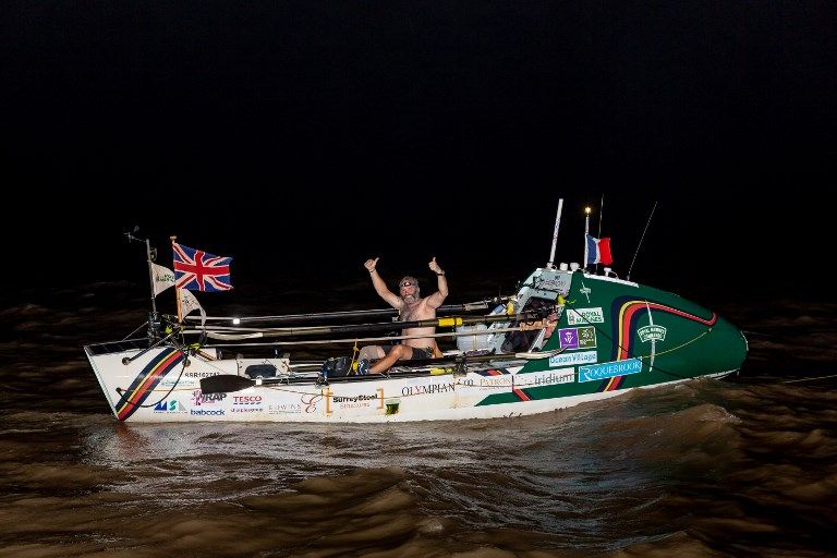 بريطاني مبتور الساق يسجل رقما قياسيا في اجتياز الأطلسي تجديفا