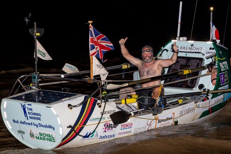 بريطاني مبتور الساق يسجل رقما قياسيا في اجتياز الأطلسي تجديفا