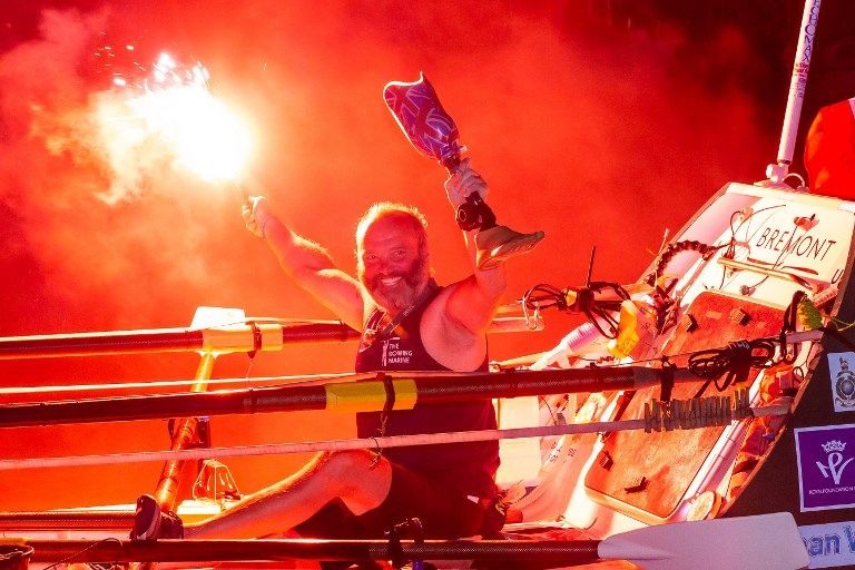 بريطاني مبتور الساق يسجل رقما قياسيا في اجتياز الأطلسي تجديفا