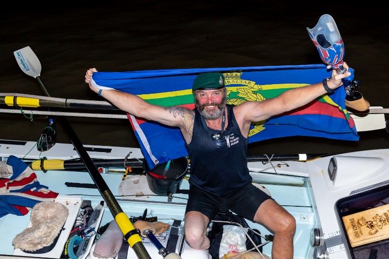 بريطاني مبتور الساق يسجل رقما قياسيا في اجتياز الأطلسي تجديفا