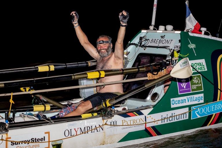 بريطاني مبتور الساق يسجل رقما قياسيا في اجتياز الأطلسي تجديفا