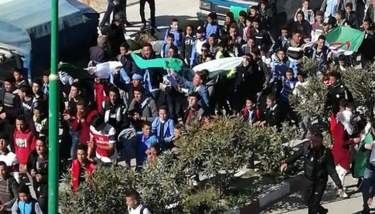 طلاب جزائريون يشاركون في التظاهر ضد ترشح بوتفليقة لولاية خامسة