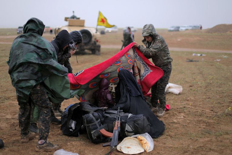 عناصر تابعة لقوات سوريا الديمقراطية