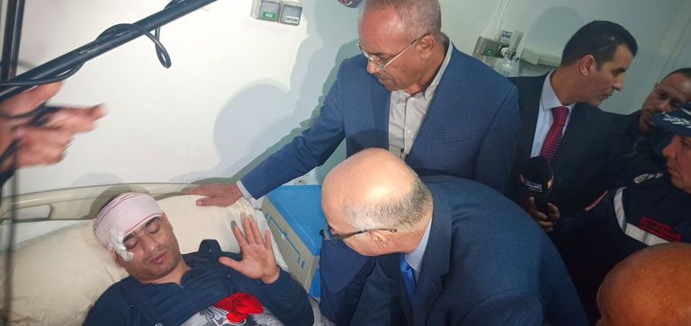 نور الدين بدوي خلال زيارته جرحى المظاهرات الأخيرة نور الدين بدوي رئيس الوزراء الجزائري الجديد