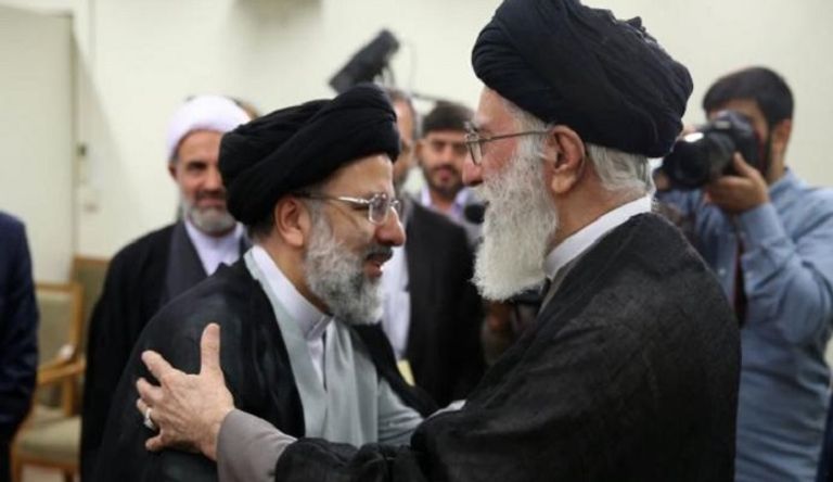 مرشد إيران علي خامنئي وإبراهيم رئيسي رئيس السلطة القضائية بإيران إبراهيم رئيسي