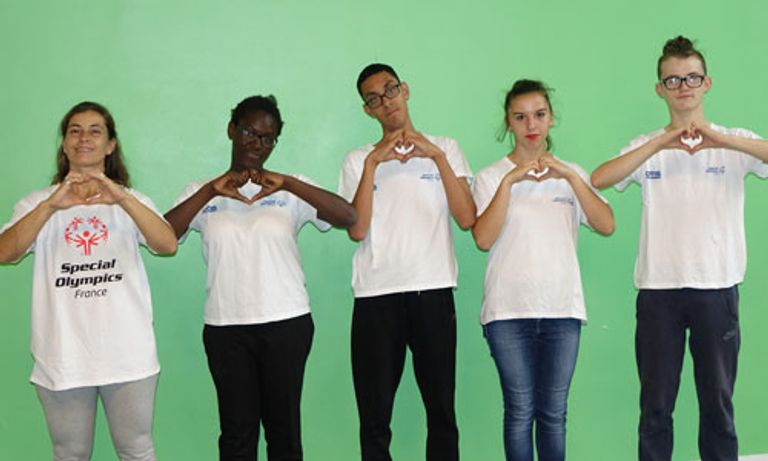 الفرنسيون الأربعة الممثلون لبلادهم في أولمبياد أبوظبي ومدربتهم