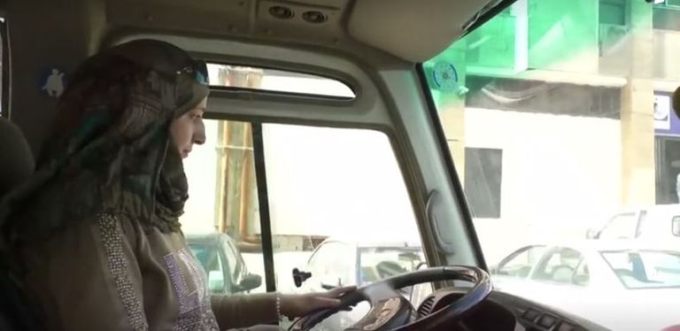 "قيادة الشاحنات" مجال جديد تقتحمه السوريات