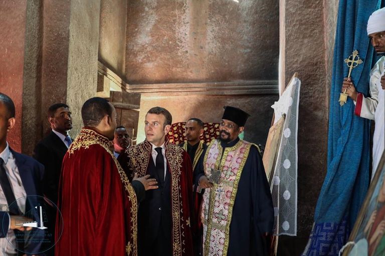 ماكرون وآبي أحمد في موقع الكنائس الصخرية