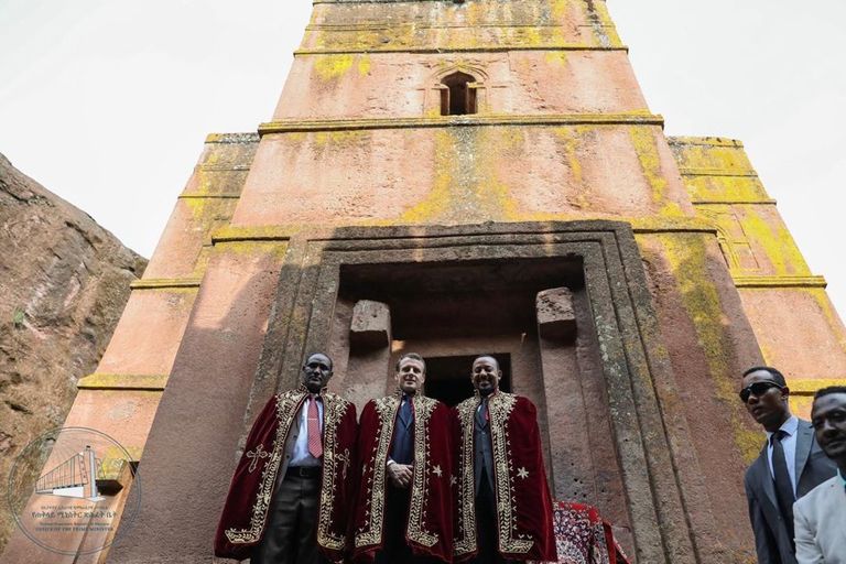 ماكرون وآبي أحمد في موقع الكنائس الصخرية