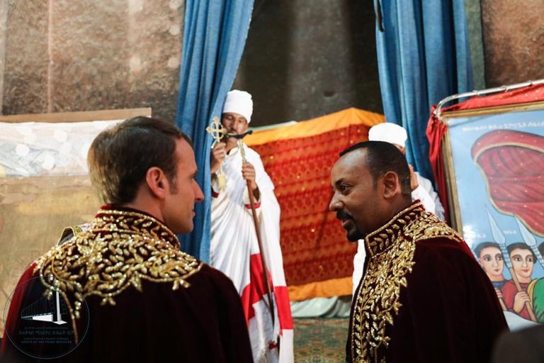 ماكرون وآبي أحمد في موقع الكنائس الصخرية