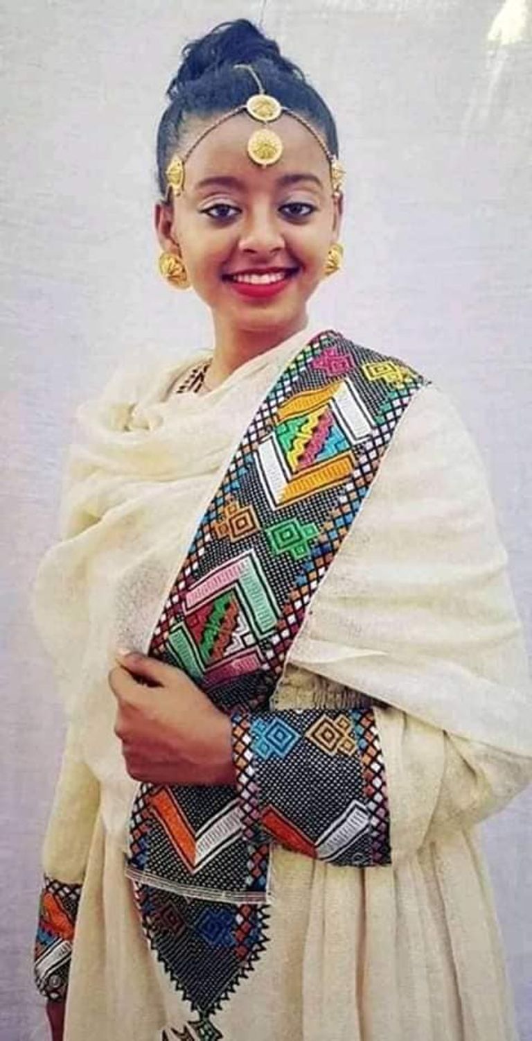 الأم تبكي في موقع حطام الطائرة