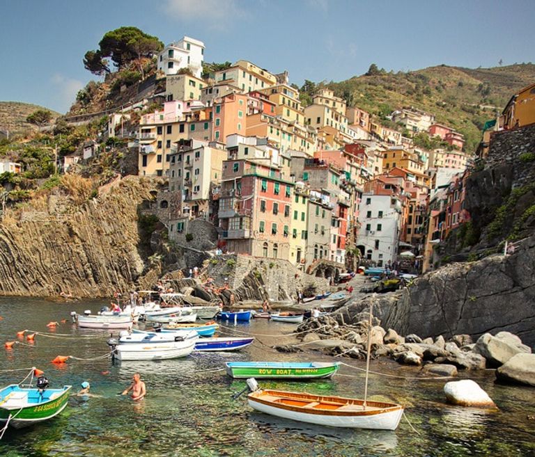 ريوماجيوري.. قرية إيطالية منحوتة في الصخر مطلعة على البحر