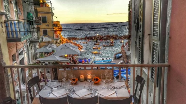 ريوماجيوري.. قرية إيطالية منحوتة في الصخر مطلعة على البحر