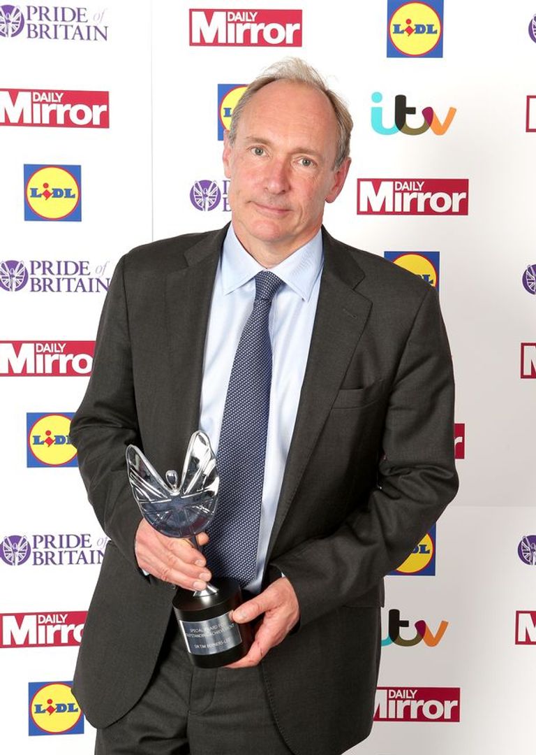 السير تيم بيرنرز مؤسس شبكة الويب العالمية