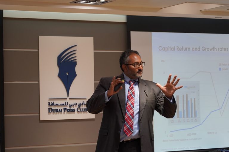 جانب من ورشة عمل نظمها نادي "دبي للصحافة"