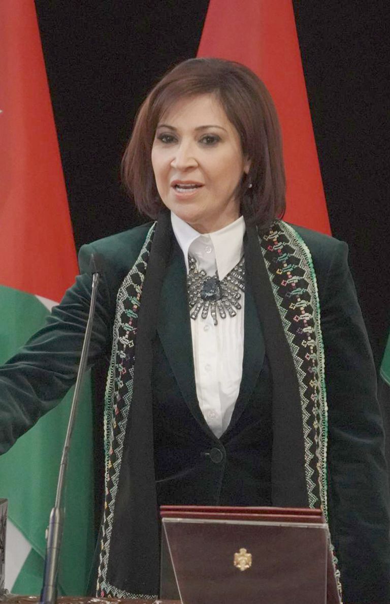 مجد شويكة وزيرة السياحة والآثار الأردنية إحدى السائحات تزور قلعة أثرية في عمان