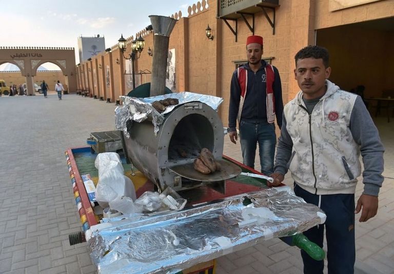 أكلات مصرية في "خان الخليلي" بمهرجان الملك عبدالعزيز للإبل