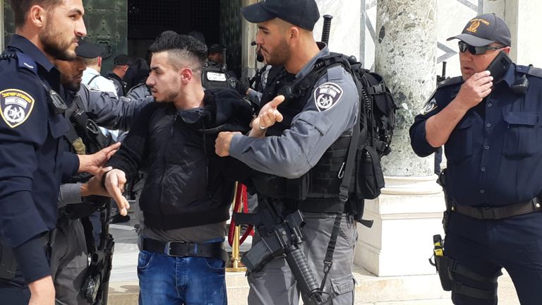 جنود الاحتلال يغلقون أحد أبواب المسجد الأقصى