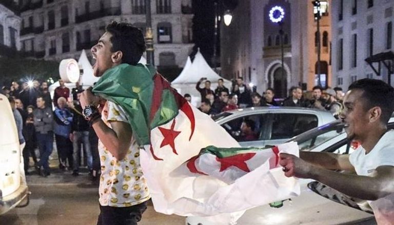جزائريون يحتفلون بعدول بوتفليقة عن الترشح