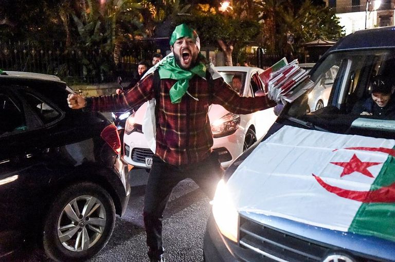 جزائريون يحتفلون بعدول بوتفليقة عن الترشح