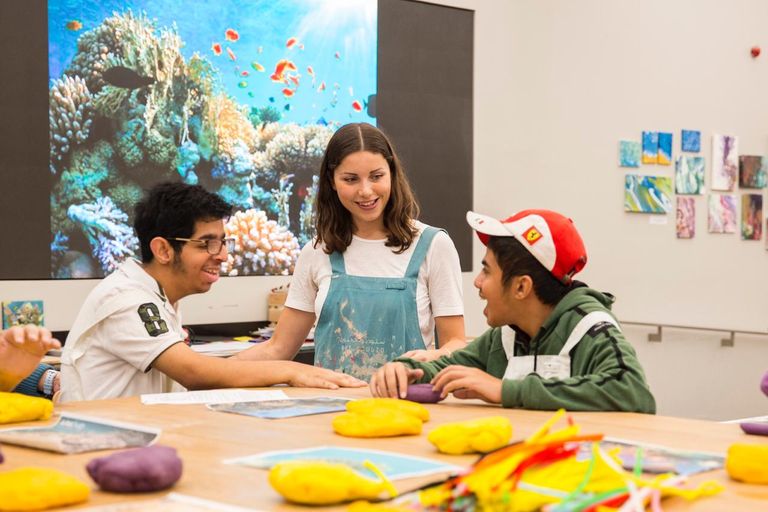 معرض فني تضامني في فندق قصر الإمارات