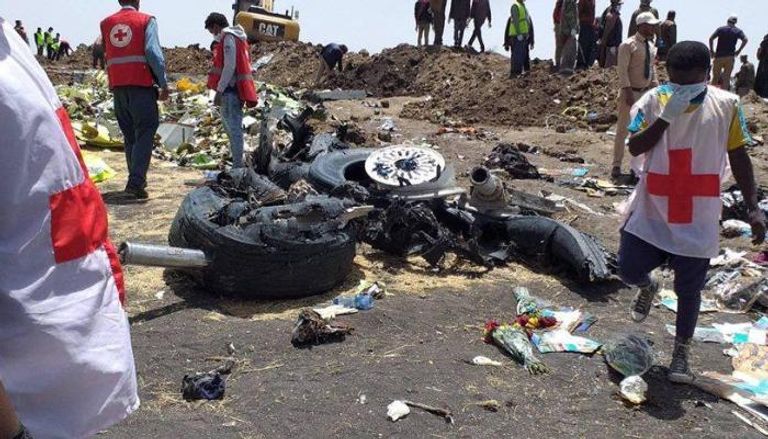 جانب من عمليات الإنقاذ في حادث الطائرة الإثيوبية المنكوبة
