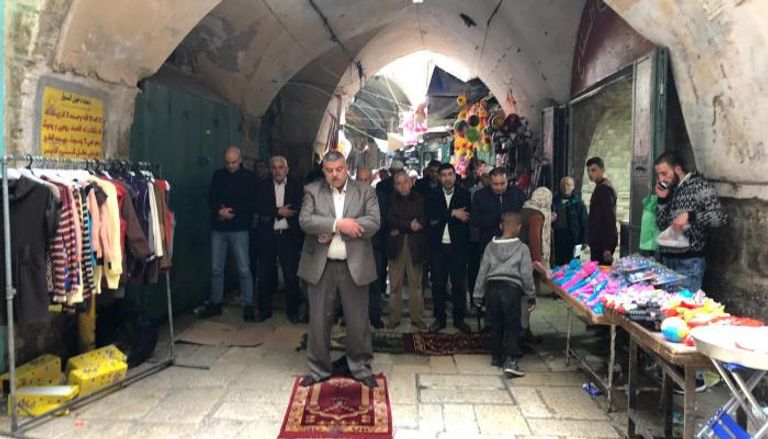 فلسطينيون يؤدون الصلاة على عتبات الأقصى