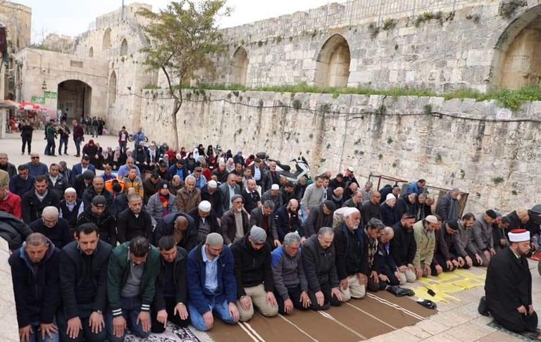 فلسطينيون يؤدون الصلاة على عتبات الأقصى