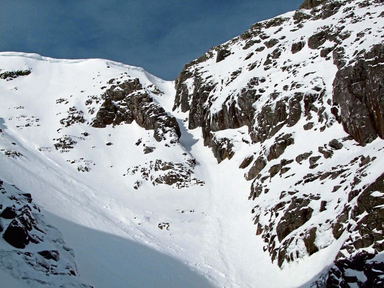 مصرع 2 وإصابة 2 آخرين في انهيار ثلجي بأعلى جبال بريطانيا