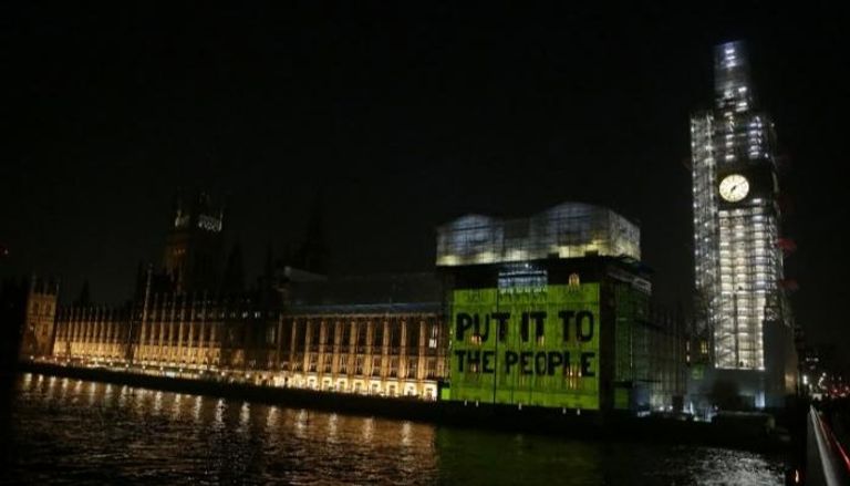 عبارة "دعوها للشعب" على مقر البرلمان البريطاني