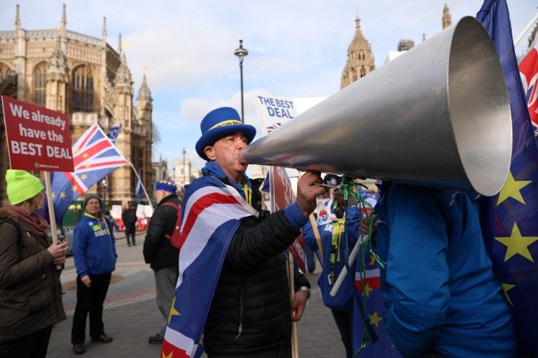 عبارة "دعوها للشعب" على مقر البرلمان البريطاني