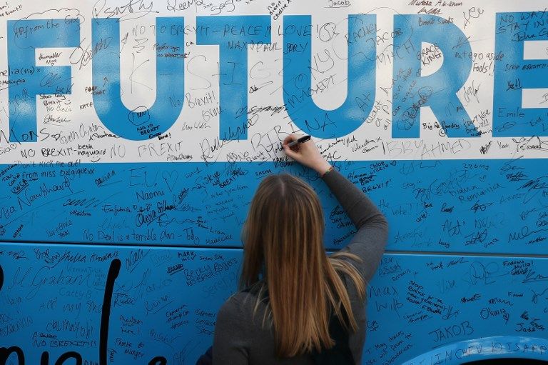 عبارة "دعوها للشعب" على مقر البرلمان البريطاني