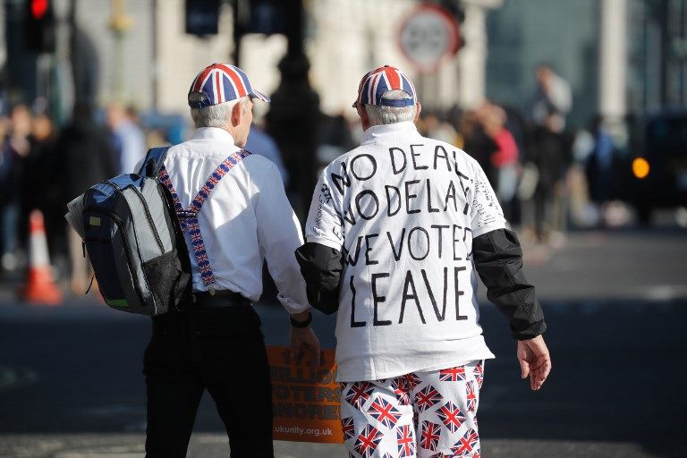 عبارة "دعوها للشعب" على مقر البرلمان البريطاني